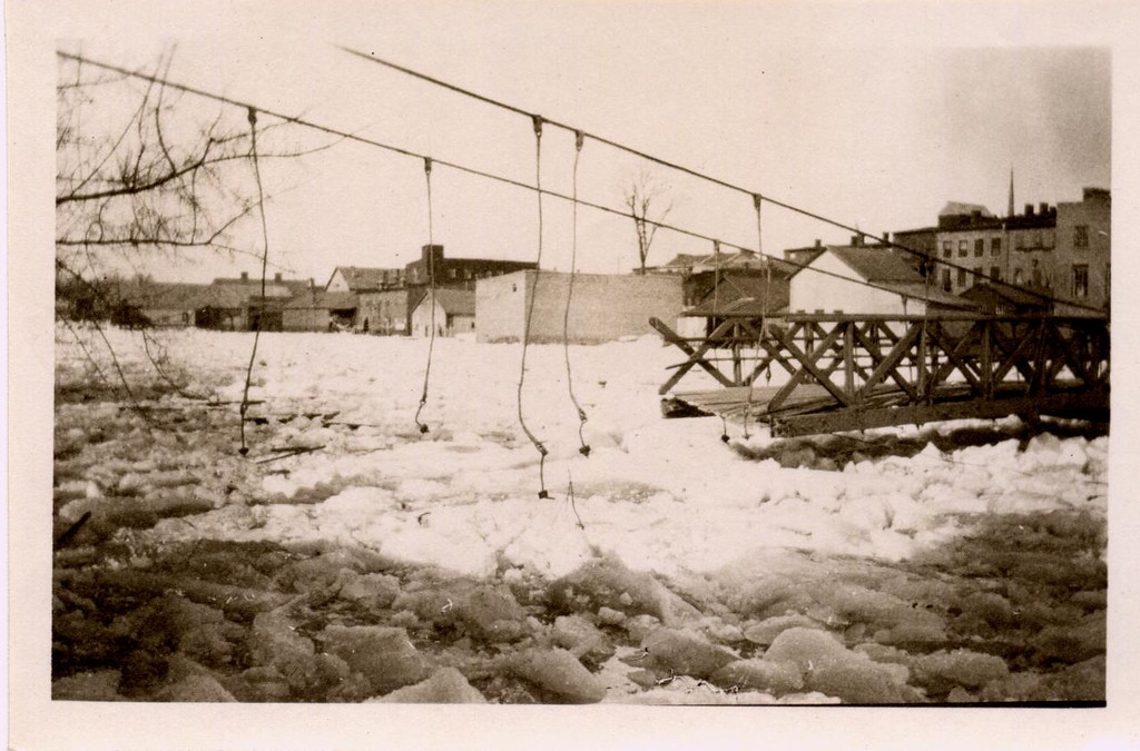 Damage to suspension footbridge in 1918.